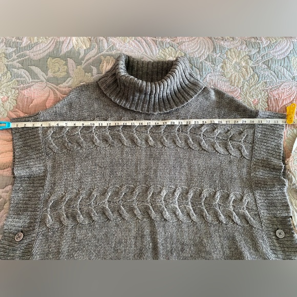 Pandemonium Poncho/Sweater - Picture 4 of 7